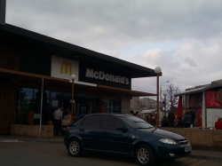 Ресторан быстрого питания МакДональдс / McDonalds на метро Харьковская