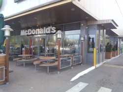 Ресторан быстрого питания МакДональдс / McDonalds возле метро Академгородок